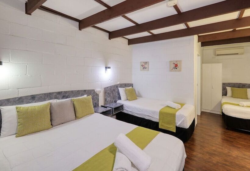 חדר משפחתי, Azalea Motel