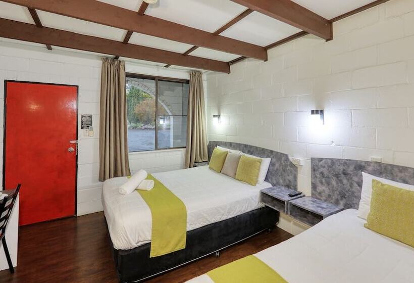 חדר משפחתי, Azalea Motel