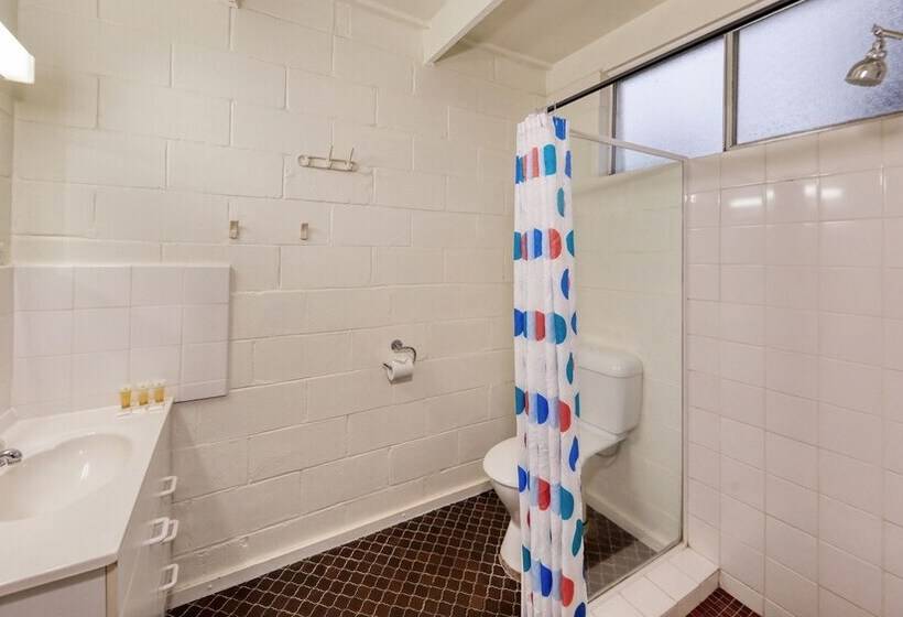 חדר משפחתי, Azalea Motel