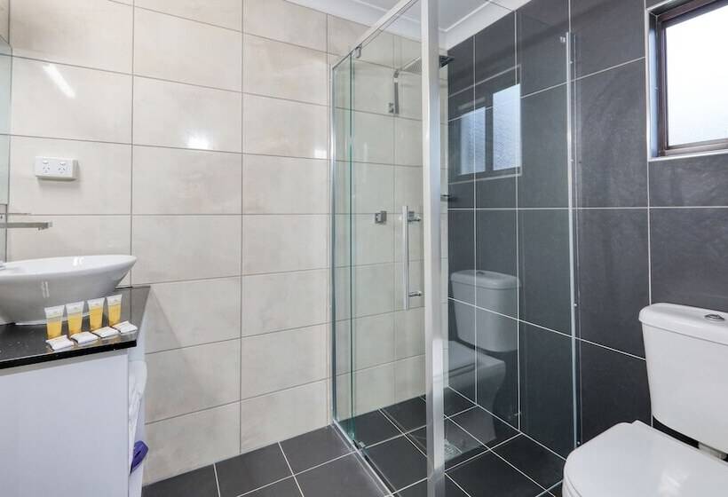 חדר משפחתי, Azalea Motel