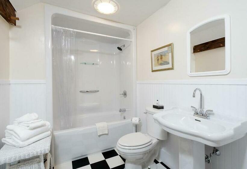 Номер Стандарт Вид на Бассейн, Kennebec Inn