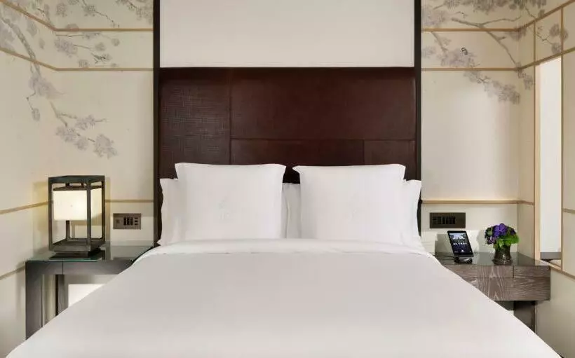 キングサイズベッドのデラックスルーム, Four Seasons Hotel Kyoto