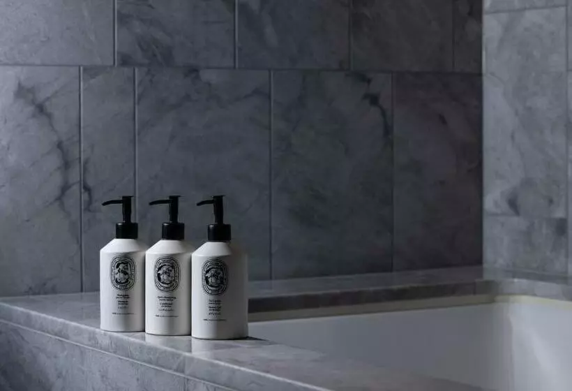 キングサイズベッドのデラックスルーム, Four Seasons Hotel Kyoto