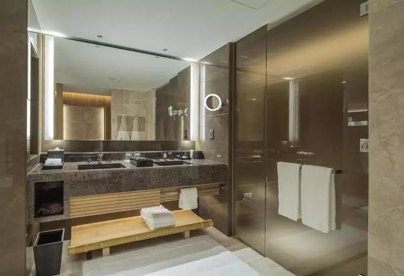 キングサイズベッドのスイートルーム, Four Seasons Hotel Kyoto