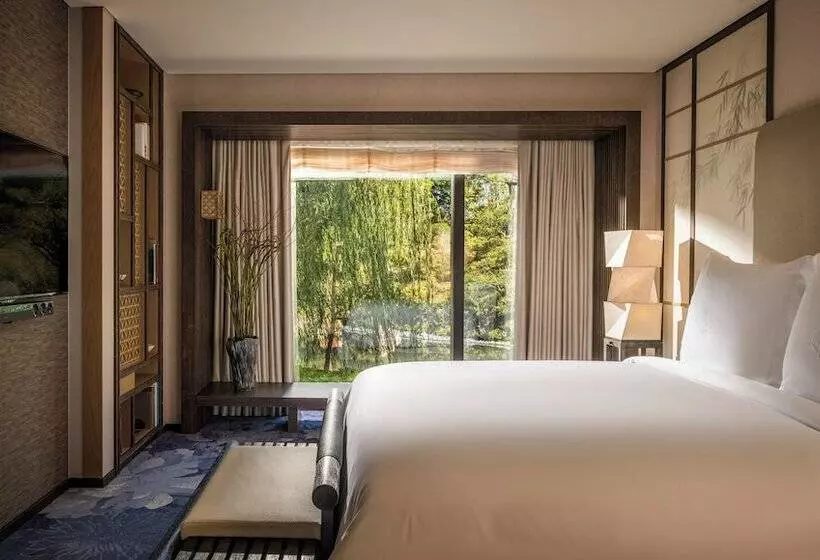 キングサイズベッドのスイートルーム, Four Seasons Hotel Kyoto