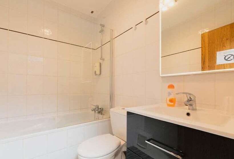 חדר משפחתי, Motel D Ornex