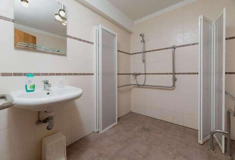 חדר משפחתי, Motel D Ornex