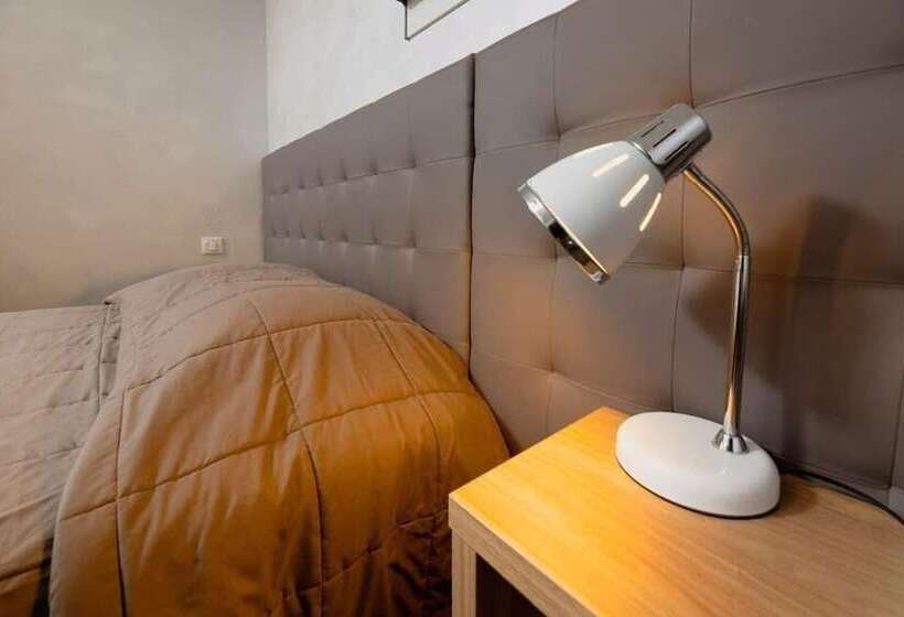 חדר משפחתי, Motel D Ornex