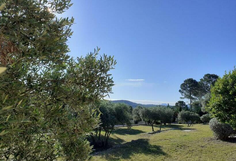 プールの見えるスタンダードトリプルルーム, La Bastide Des Selves