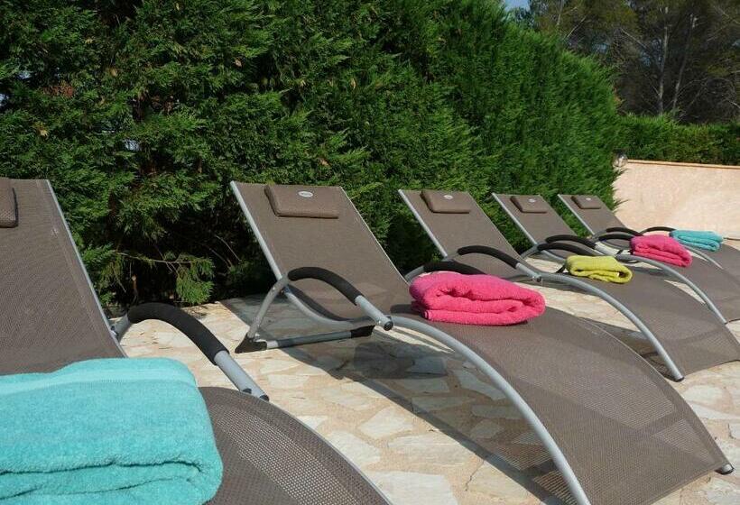 プールの見えるスタンダードトリプルルーム, La Bastide Des Selves