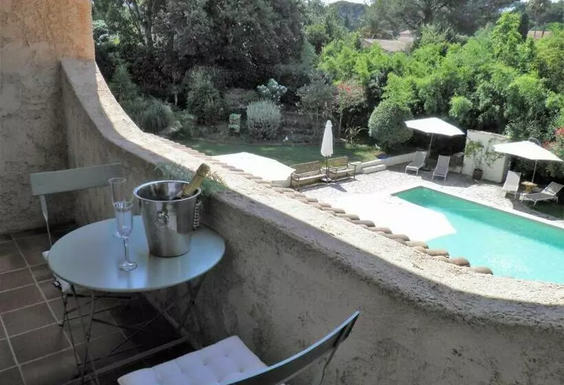 اتاق لوکس با بالکن, La Bastide Du Bouchou