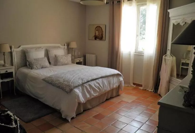 اتاق استاندارد با چشم‌انداز استخر, La Bastide Du Bouchou