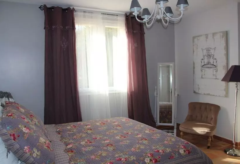 اتاق استاندارد با چشم‌انداز استخر, La Bastide Du Bouchou