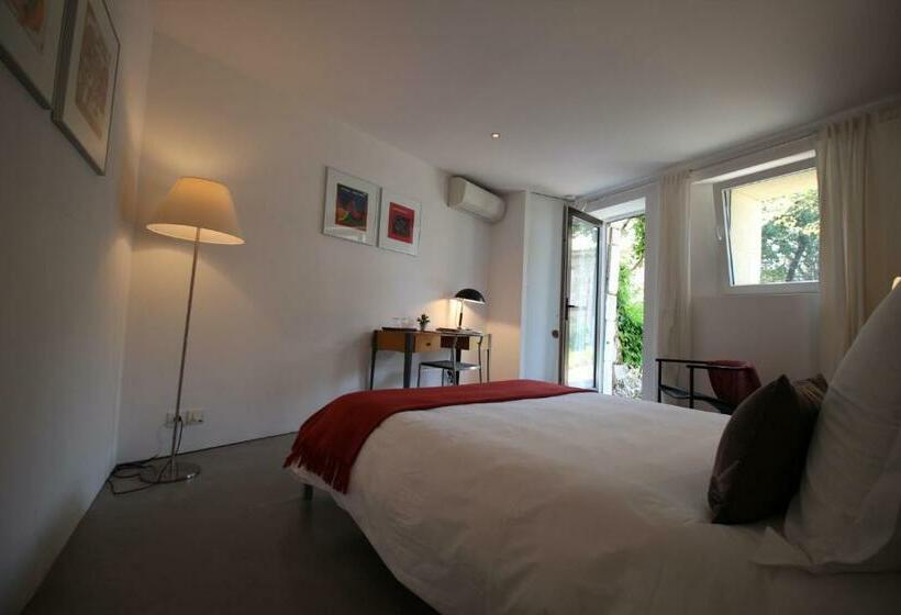 غرفة قياسية, Les Esplanes