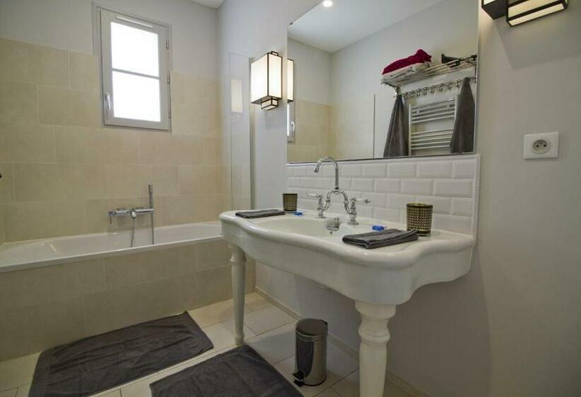 מיטת קינג בסוויטה, Villa Meridia