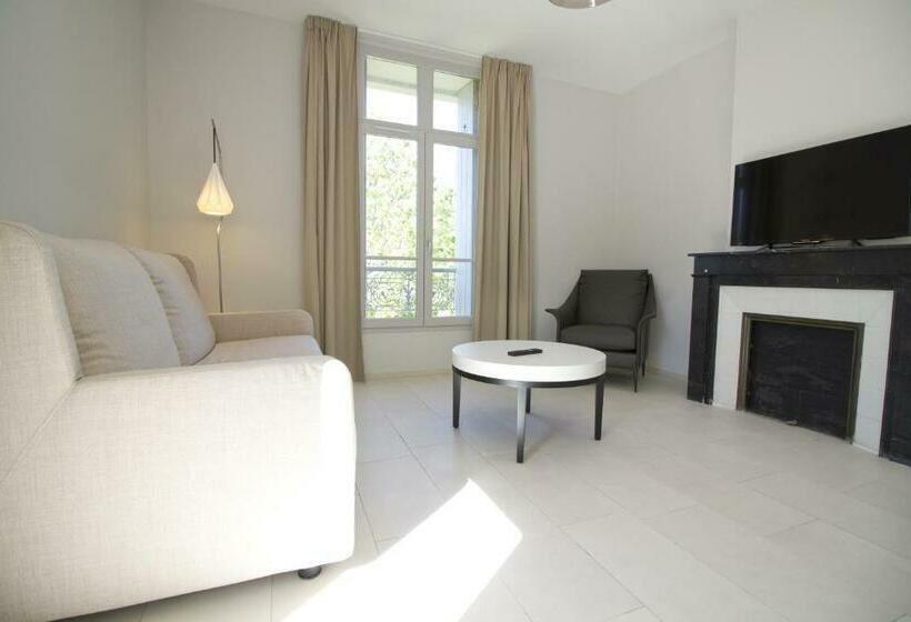 מיטת קינג בסוויטה, Villa Meridia