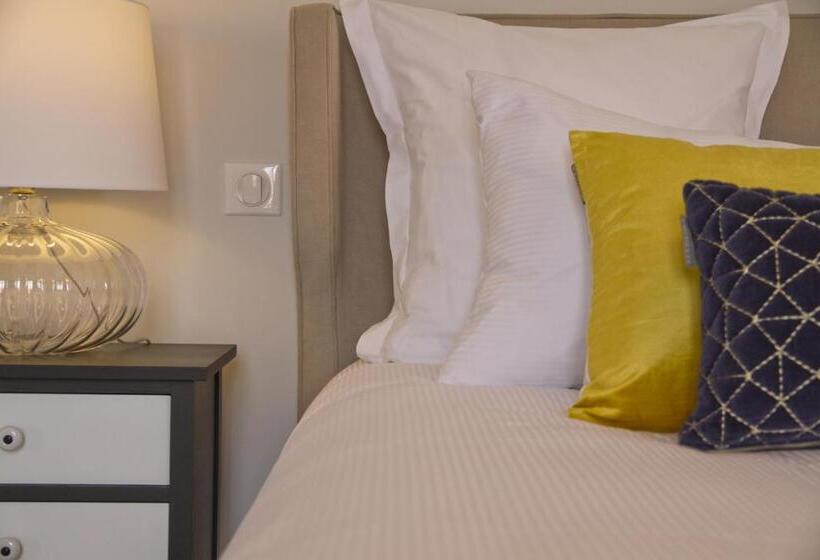 מיטת קינג בסוויטה, Villa Meridia