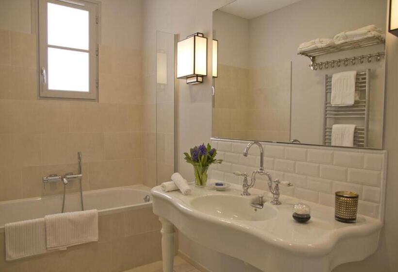 מיטת קינג בסוויטה, Villa Meridia