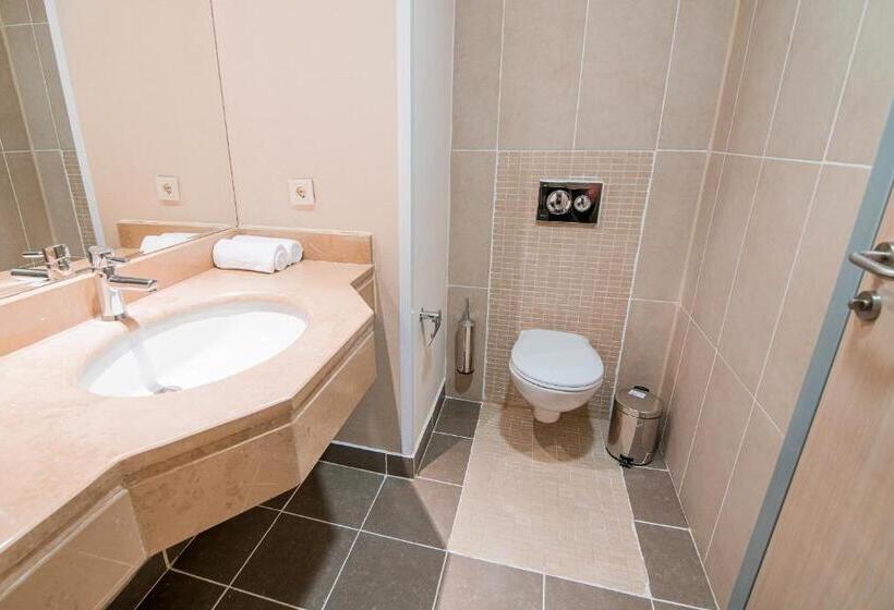 اتاق لوکس سه تخته, Alau