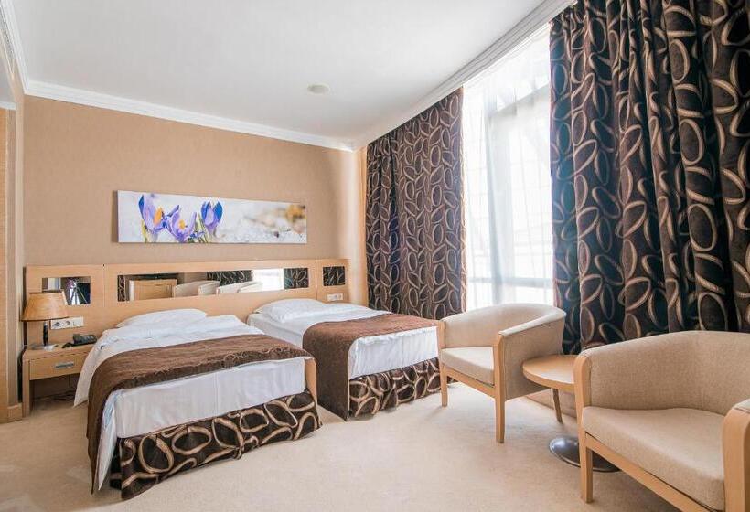 اتاق لوکس سه تخته, Alau