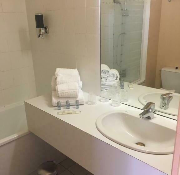 חדר סטנדרט לשלושה, Le Dauphin