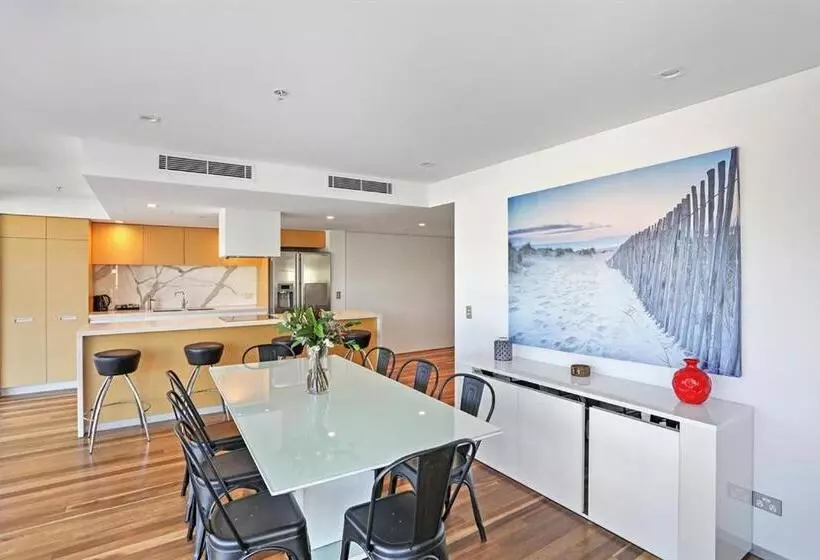 3 Bedroom Apartment Side Sea View, Ambience On Burleigh Beach