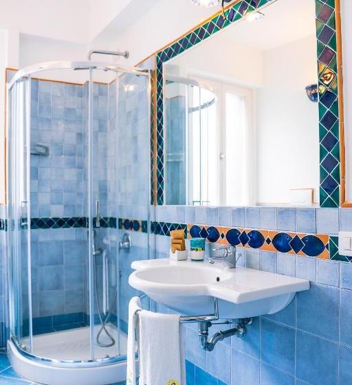 اتاق خانوادگی با چشم‌انداز دریا, Al Borgo Torello