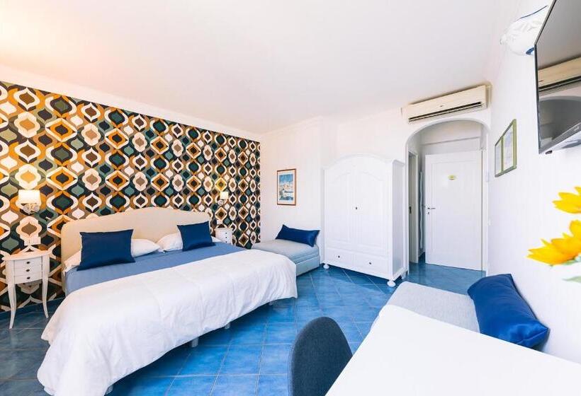 اتاق خانوادگی با چشم‌انداز دریا, Al Borgo Torello