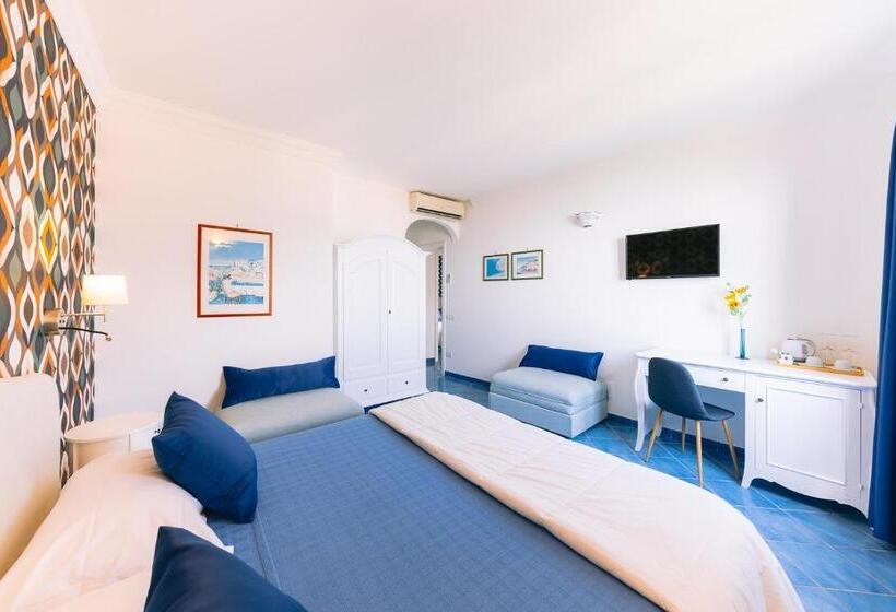 اتاق خانوادگی با چشم‌انداز دریا, Al Borgo Torello