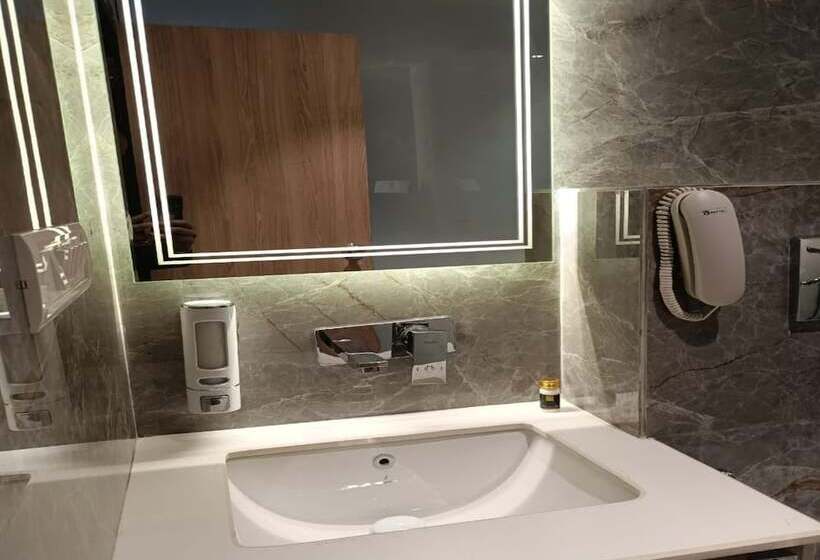 اتاق لوکس, Capitol Residency