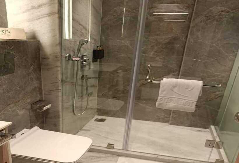 اتاق لوکس, Capitol Residency