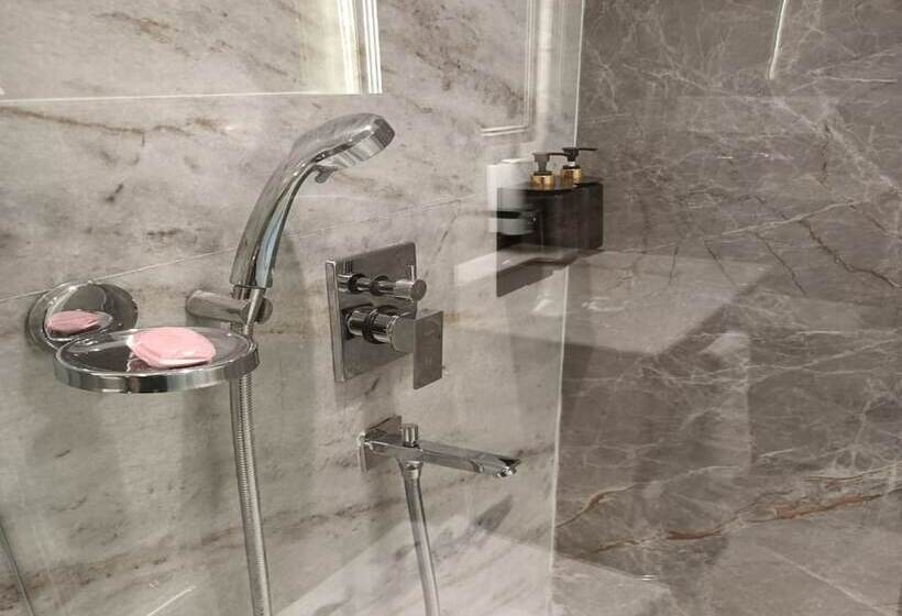 اتاق لوکس, Capitol Residency