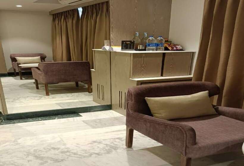 اتاق لوکس, Capitol Residency