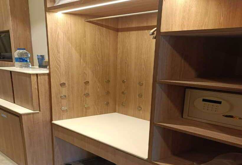 اتاق لوکس, Capitol Residency