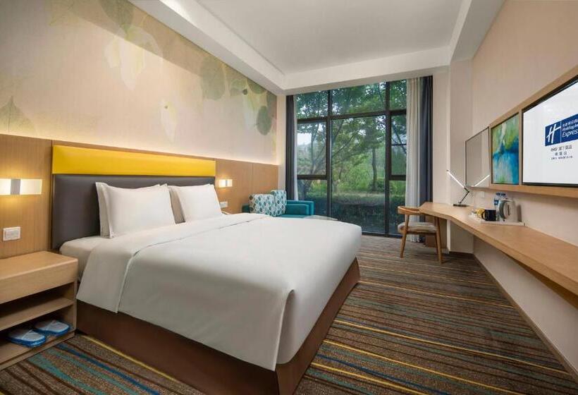 キングサイズベッドのスタンダードルーム, Holiday Inn Express Emei Mountain, An Ihg