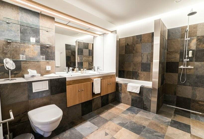 اتاق لوکس, Husafell