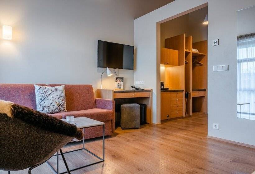 اتاق لوکس, Husafell