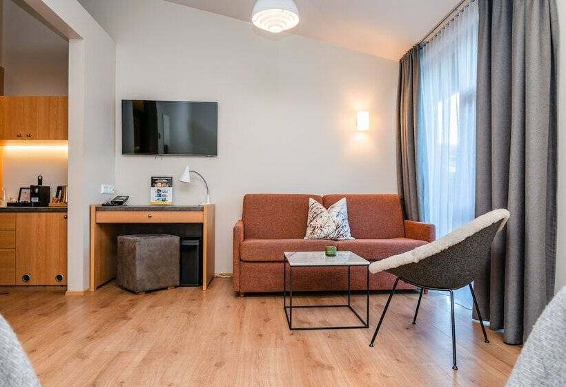 اتاق لوکس, Husafell