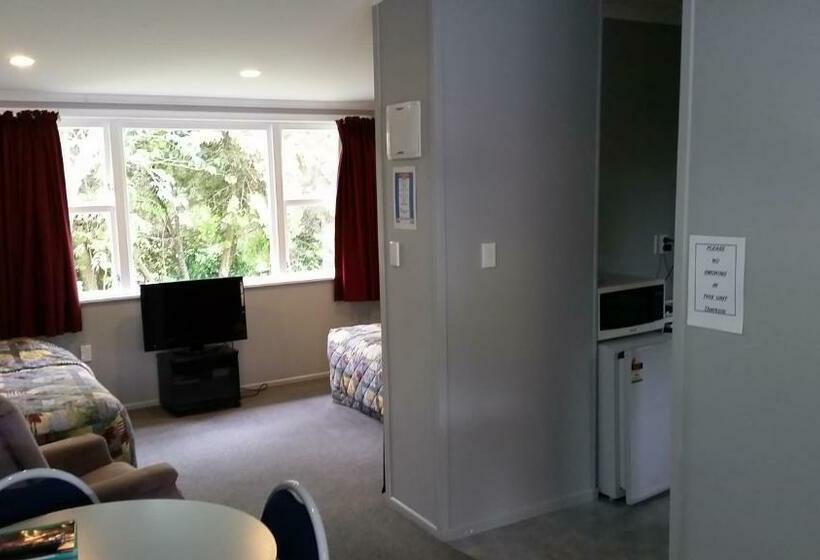 Студия Стандарт, Mahoe Motel