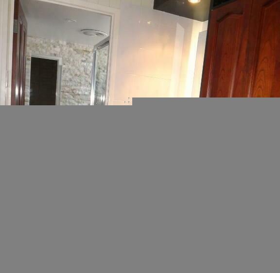 اتاق خانوادگی, Country Plaza Motor Inn