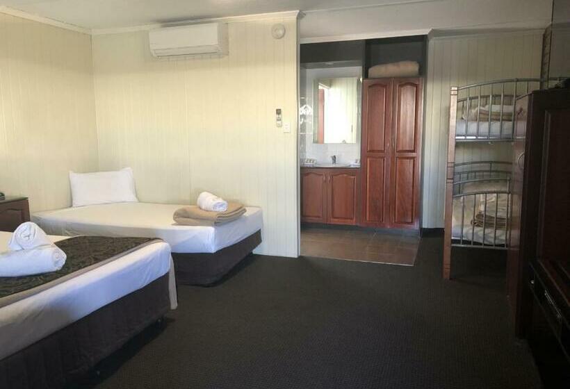 اتاق خانوادگی, Country Plaza Motor Inn