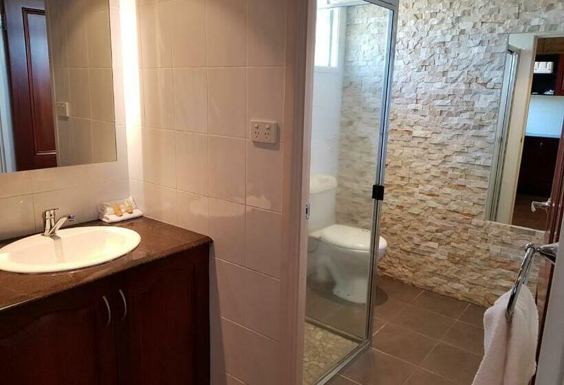 اتاق خانوادگی, Country Plaza Motor Inn