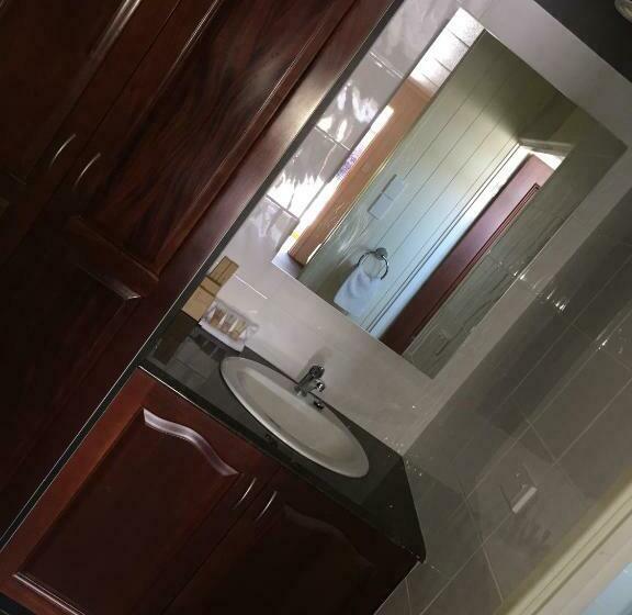 اتاق لوکس با تخت بزرگ, Country Plaza Motor Inn