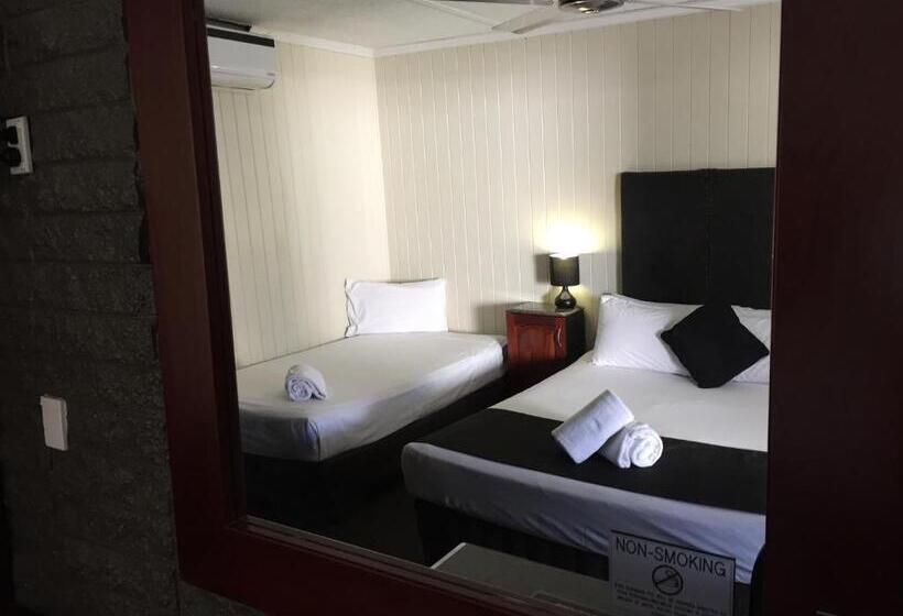Семейный Номер, Country Plaza Motor Inn
