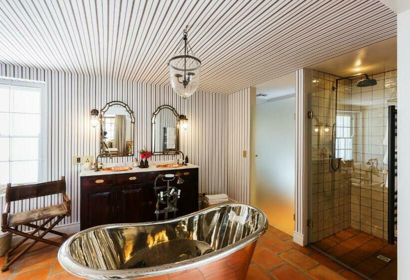 Deluxe Suite King Bed, Akademie Street Boutique