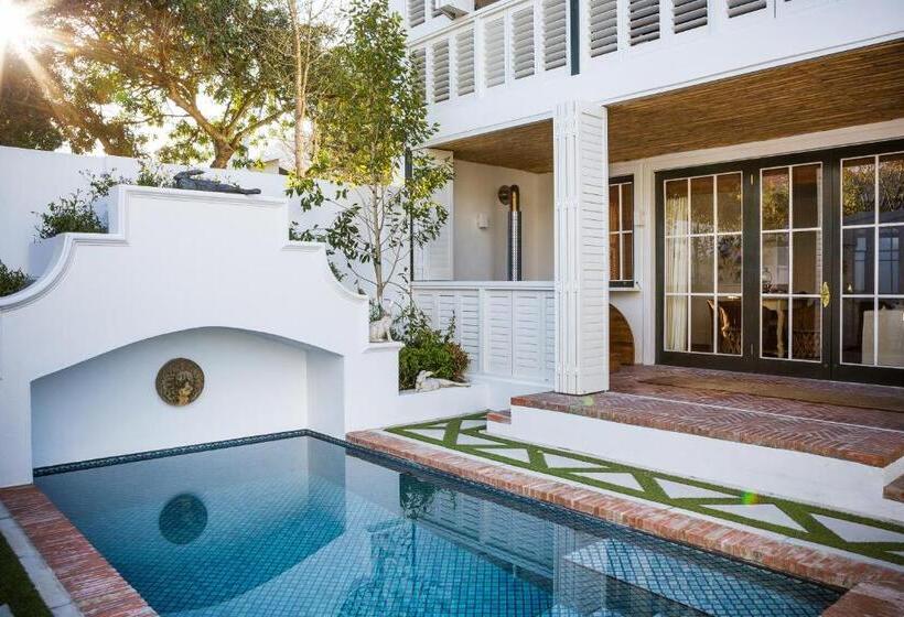 سوییت لوکس, Akademie Street Boutique