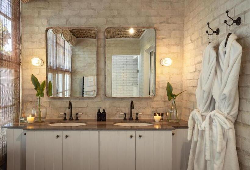 سوییت لوکس, Akademie Street Boutique