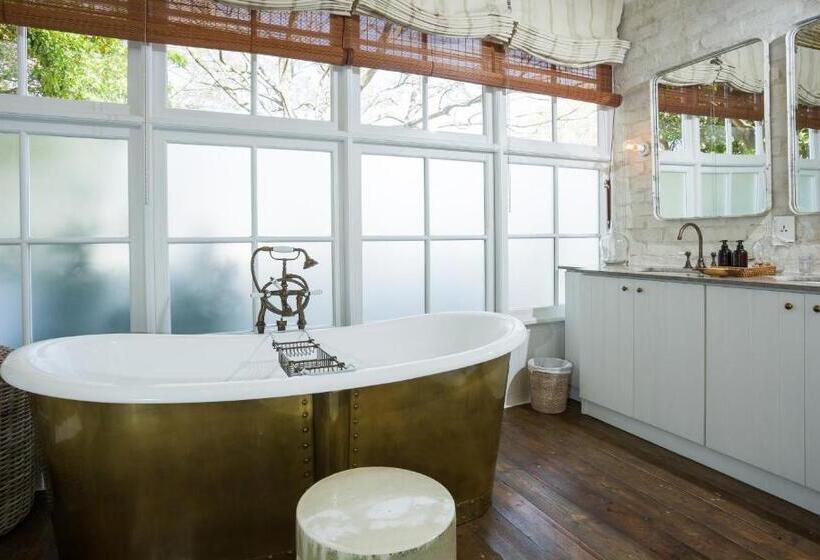 سوییت لوکس, Akademie Street Boutique