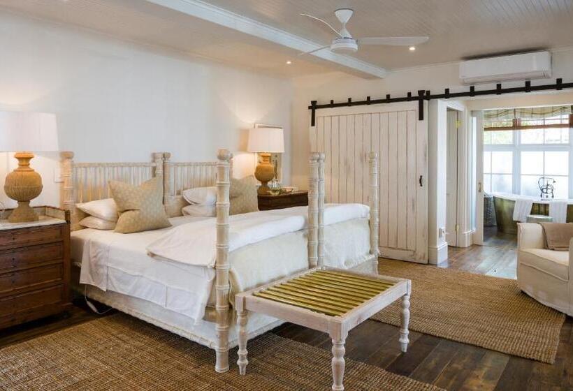 سوییت لوکس, Akademie Street Boutique