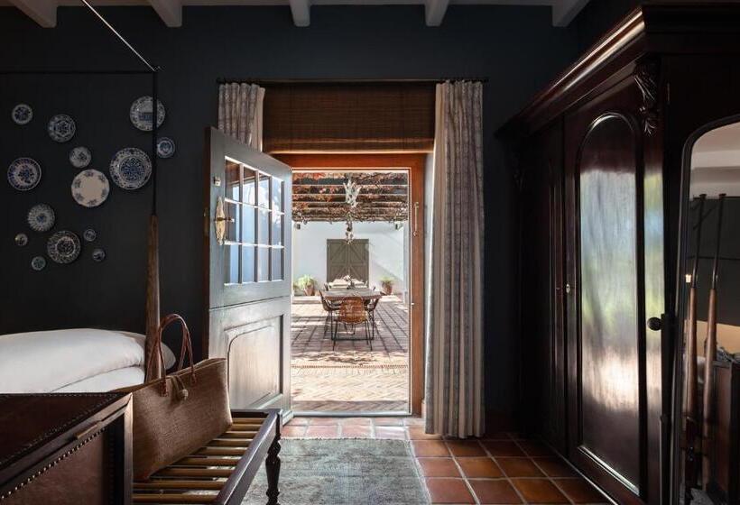 Deluxe Suite King Bed, Akademie Street Boutique